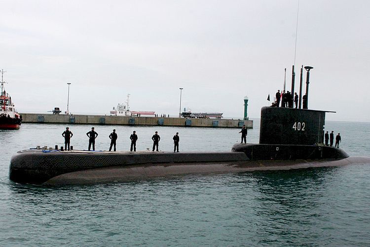 Hace minutos, la cuenta oficial de la Armada  @_TNIAL_ informó que la pérdida de comunicación con el submarino  #KRINanggala 402 pudo haberse debido a un black out generalizado después de autorizarse la inundación del torpedo 8 para ser lanzado y perdió el control hasta los 700m
