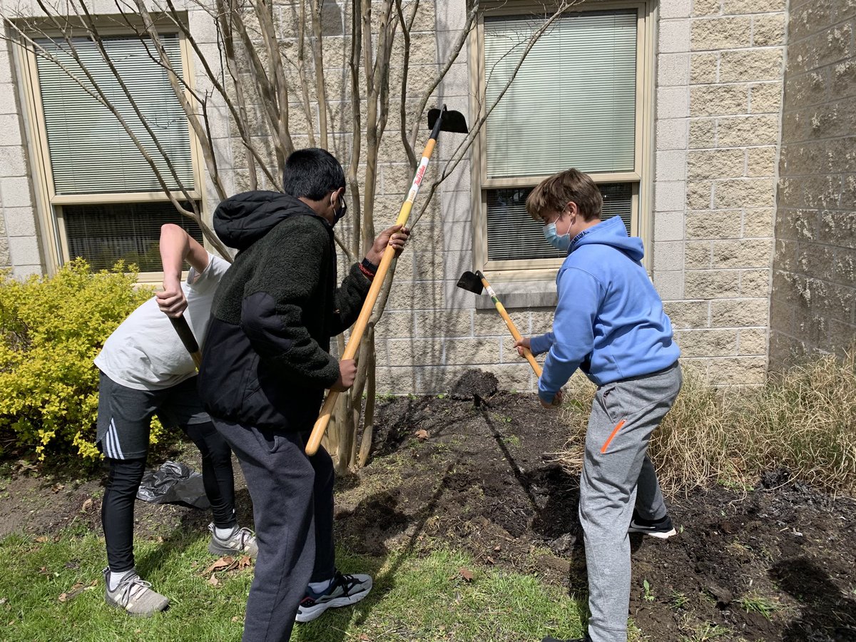 ⁦<a href="/DASD_LMS/">Lionville Middle School</a>⁩ students getting their hands a little dirty today. #earthday ⁦<a href="/DASD_Schools/">DASD</a>⁩