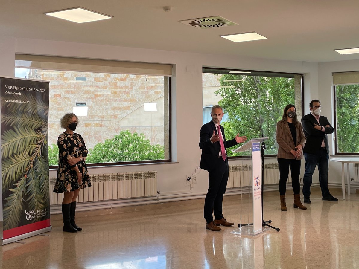 RicardoR_Usal's tweet photo. Hoy hemos presentado en el Complejo de Peñuelas un innovador robot sostenible fruto de la colaboración entre el ESALAB (Expert Systems and Applications Lab) y la Oficina Verde. 
Apostamos por la investigación y la sostenibilidad #DíaDeLaTierra https://t.co/oXuTa2vMrU