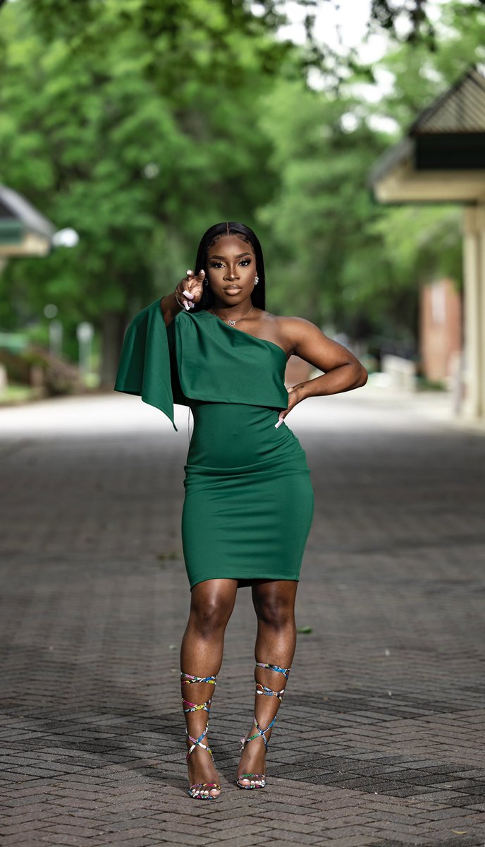 SheIs_Choc's tweet image. "She Is Clothed In Strength &amp;amp; Dignity, and She Laughs Without Fear of The Future." - Proverbs 31:25 🙏🏾 🐍 

#FAMUGRAD #HBCUGRAD #FAMU21 #CUMLAUDE