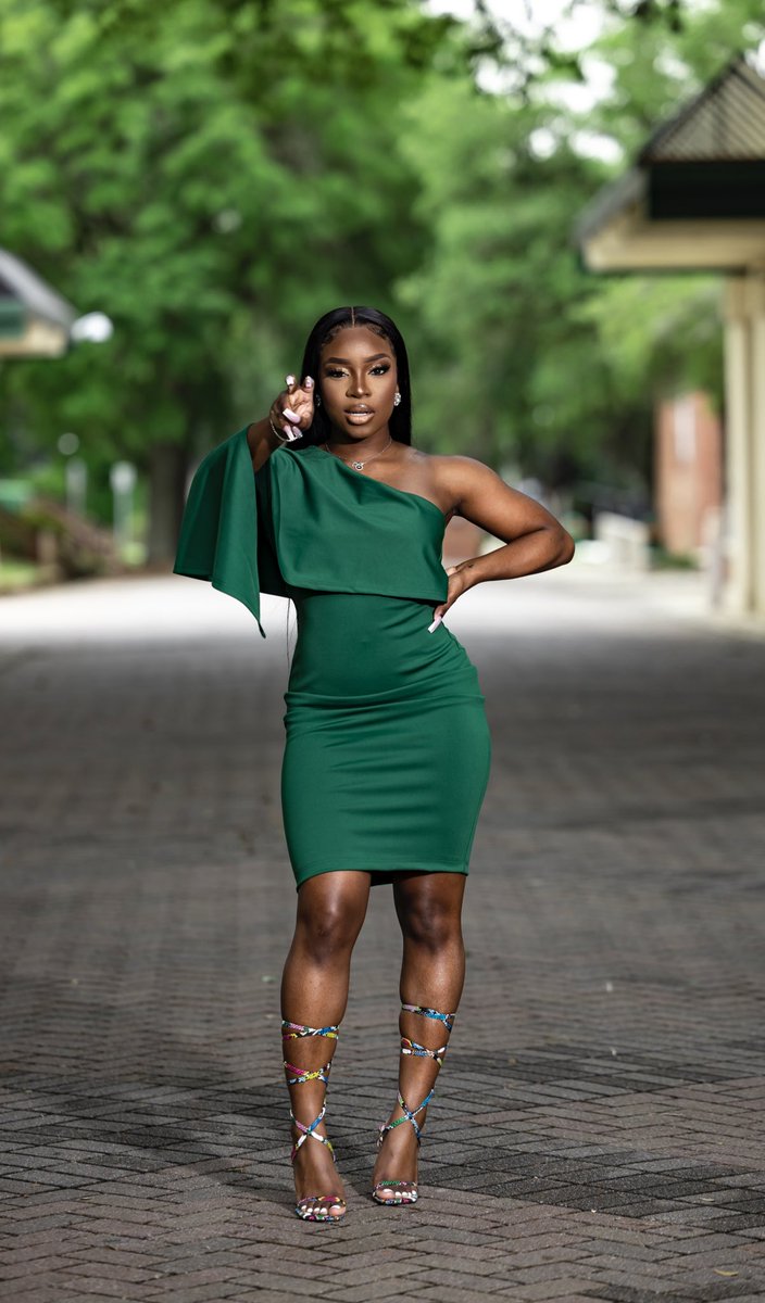 SheIs_Choc's tweet image. "She Is Clothed In Strength &amp;amp; Dignity, and She Laughs Without Fear of The Future." - Proverbs 31:25 🙏🏾 🐍 

#FAMUGRAD #HBCUGRAD #FAMU21 #CUMLAUDE