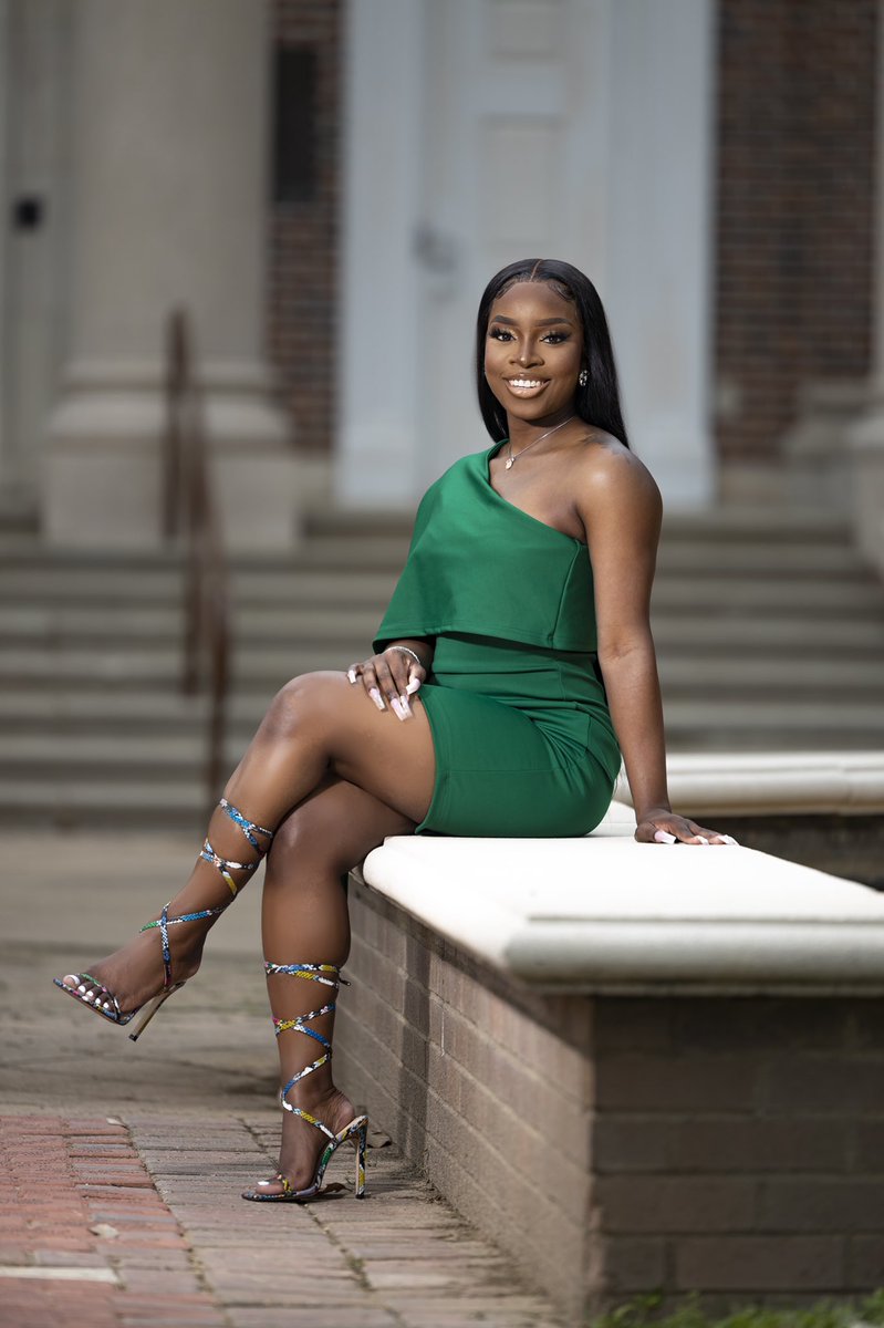 SheIs_Choc's tweet image. "She Is Clothed In Strength &amp;amp; Dignity, and She Laughs Without Fear of The Future." - Proverbs 31:25 🙏🏾 🐍 

#FAMUGRAD #HBCUGRAD #FAMU21 #CUMLAUDE