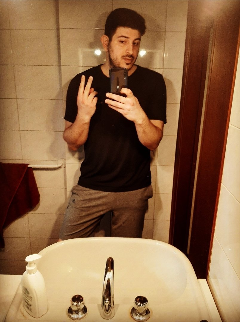 FunnyTobeme1's tweet photo. Profumato e pronto per...mah... #postdoccia https://t.co/UkUMhERWbF