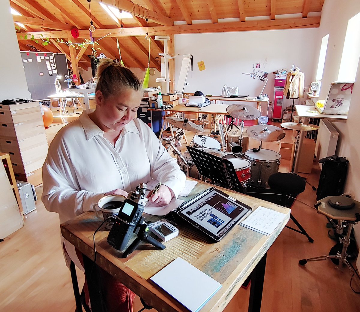 Podcastsituation mit <a href="/Fraustief_in_IT/">🌐 datadisrupted.tech</a> und <a href="/SpeicherStief/">Wolfgang Stief</a> (hinter der Kamera). Wir nehmen eine neue Folge data://express auf, gibt's dann kurzfristig bei <a href="/datadisrupted/">data://disrupted®</a> nachzuhören. Darin: Intel Ice Lake, NVIDIA Grace, RDMA over WAN mit Vicnity, CXL mit Micron.