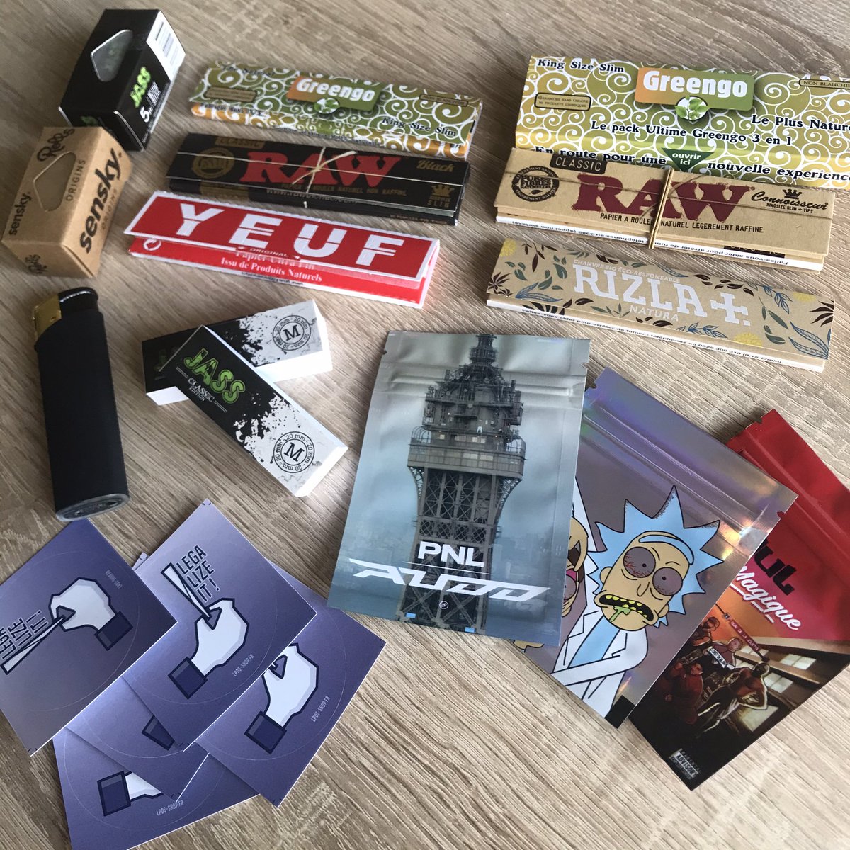 ⭐️ JEU CONCOURS ⭐️ 
Tentez de gagner ce magnifique Pack d’accessoires fumeurs confectionner par LPDS !

• Follow nos 2 comptes 
<a href="/lpds420/">La Page du Stoner</a> @lpds_420 
• RT la publication
• Mentionner 2 amis

Tirage au sort dimanche 25 avril. 
Bonne chance à vous ! 🍀