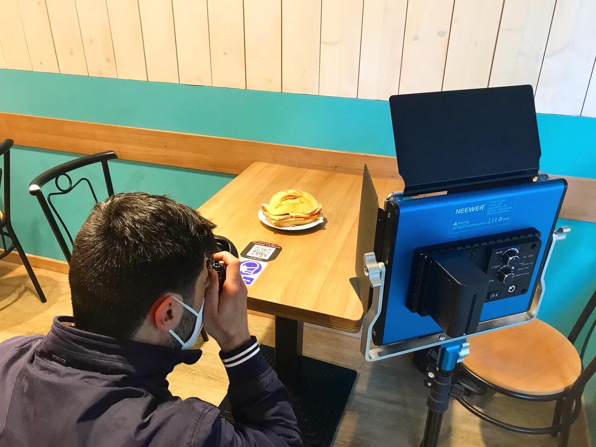 RevistaPincha's tweet photo. Traballando para #pincha23, que estará na rúa o 1 de xuño ✌🏻😃

A ver quen adiviña onde está o noso @juanEAT_o 😋🤔

 #apapar #gastronomía #hostalaría #Compostela #revista #somospincha https://t.co/tFYeAO54Yx