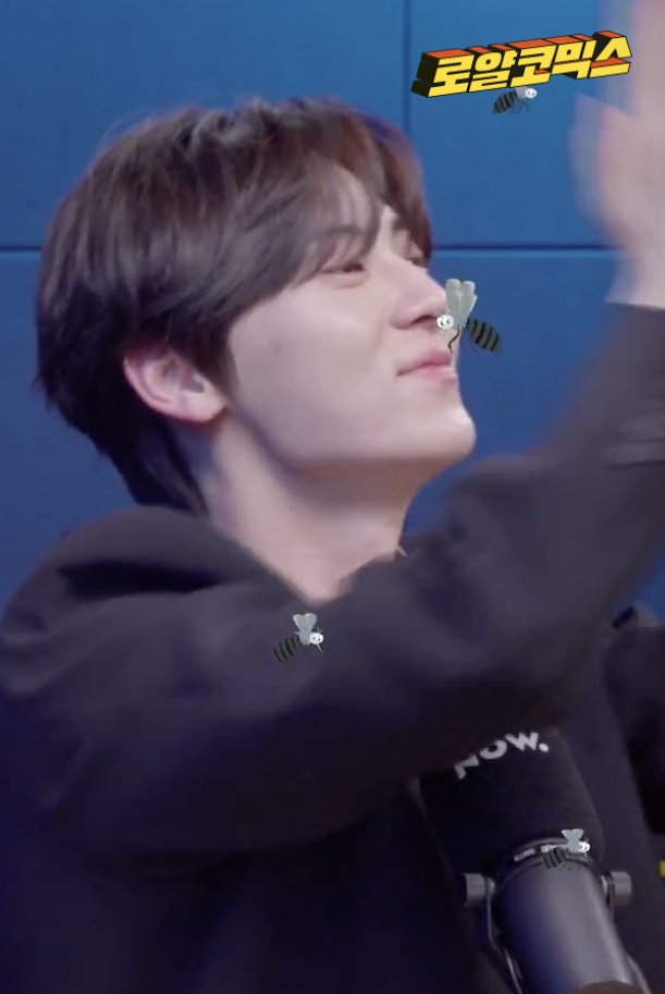 A question asked who is the best at catching bugs in NU'EST and JR said when they lived in the dorms, Minhyun was always the one catching bugs like cockroaches.Minhyun and Ren had to "catch" mosquitos on the screen to test their skills #뉴이스트    #NUEST    #JR  #민현  #렌  @NUESTNEWS