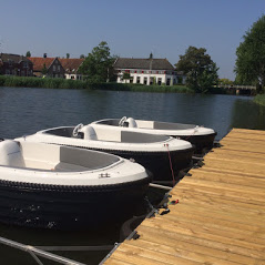 Onze boten (fluisterboten en sloepen) liggen klaar om verhuurd te worden. U kunt 7 dagen per week tussen 11.00 en 18.00u bootjes huren bij ons en vanaf 28 april plaatsnemen op onze terrassen.
Het is heerlijk om al varend in één van onze boten te genieten van de warme zonnestralen