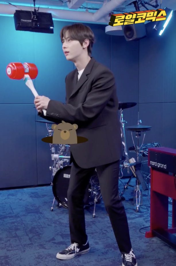 JR was the only one who got over 10 moles. Ren broke the hammer while he was playing and Minhyun said, "Ren, you have to speak to the accounting team before you leave today since you broke Naver property"  #뉴이스트    #NUEST    #JR  #민현  #렌  @NUESTNEWS