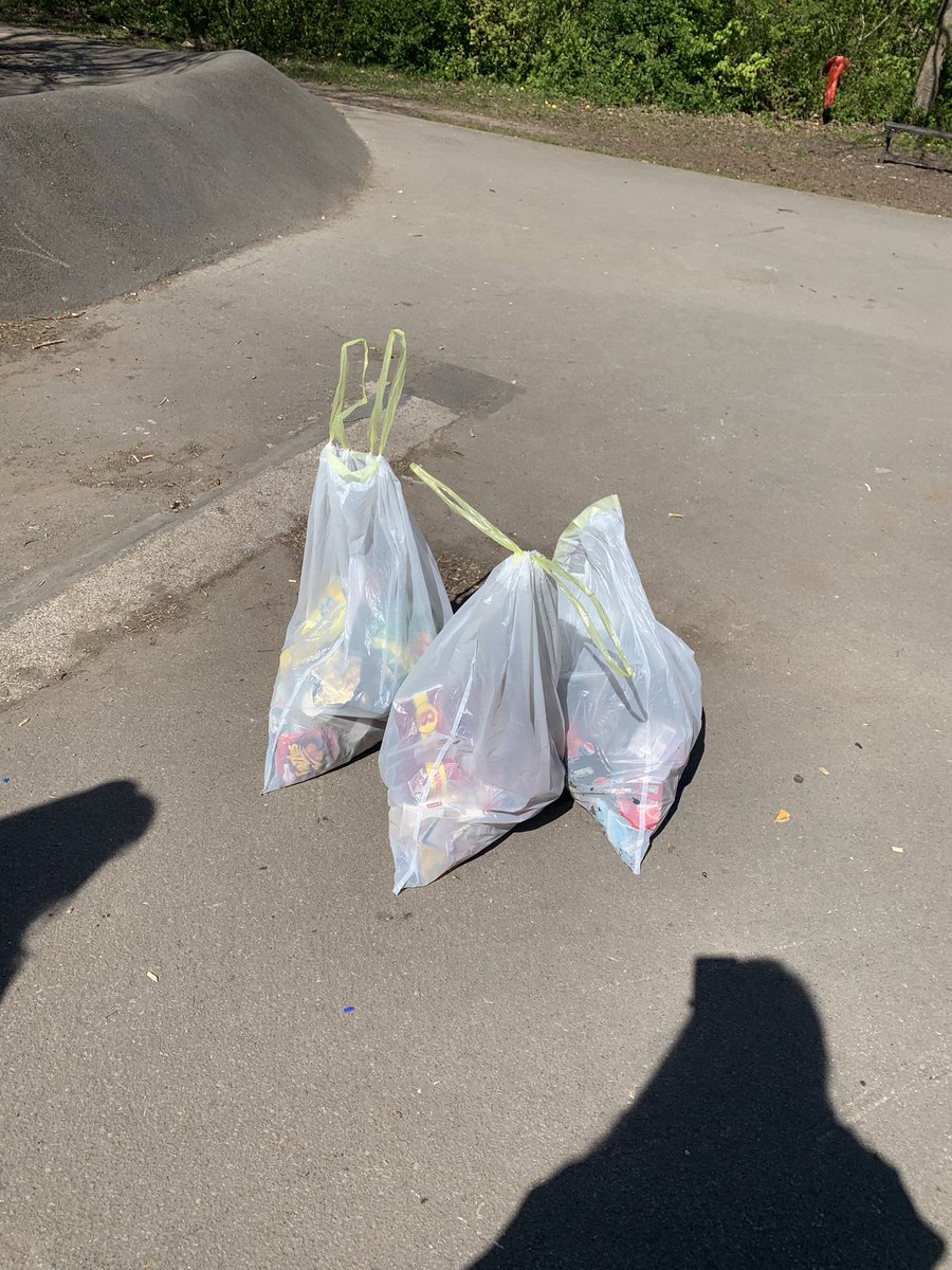 SarahFranceRLB's tweet photo. @rlb_uk #Warringon office doing our bit for #EarthDay2021. We went litter picking in the local park to help #RestoreOurEarth @EarthDay 
We all really enjoyed it! 🌎 🗑 🌊 🍬 https://t.co/t9dDY23ah5