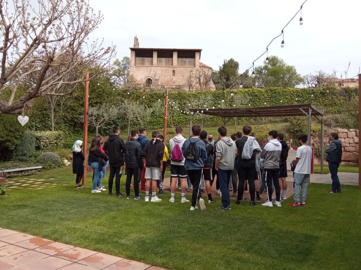 InstitutBiM's tweet image. Avui en el marc del nostre projecte #POEFA #FSE hem aproximat l'emprenedoria, la sostenibilitat i la cuina de proximitat amb una visita al restaurant El Kubb. I alguns hi hem anat pedalant.