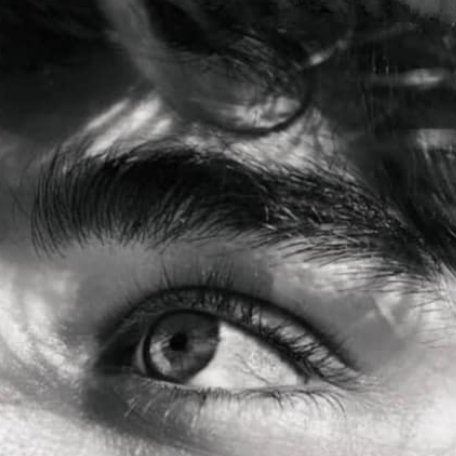 Bazı şeyleri düşünürken bile gözüm doluyor bu kadar kırılgan olmayı ben seçmedim*