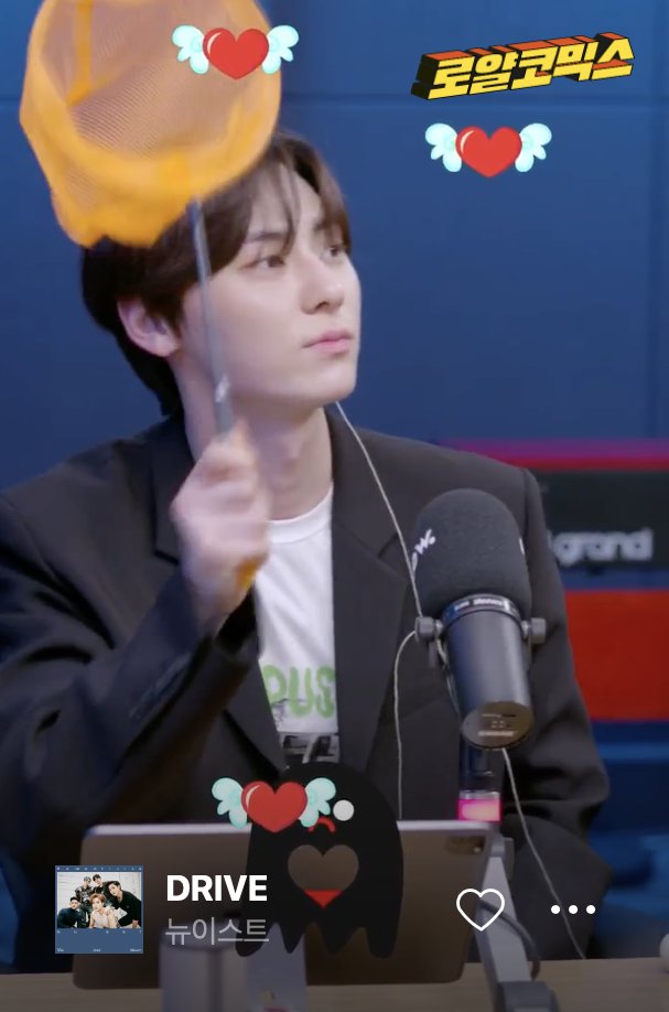 For the boss battle, the members had to use little nets to catch flying hearts. They were playing "DRIVE" as background music and the members were using the nets as a steering wheel and singing along and having fun  #뉴이스트    #NUEST    #JR  #민현  #렌  @NUESTNEWS
