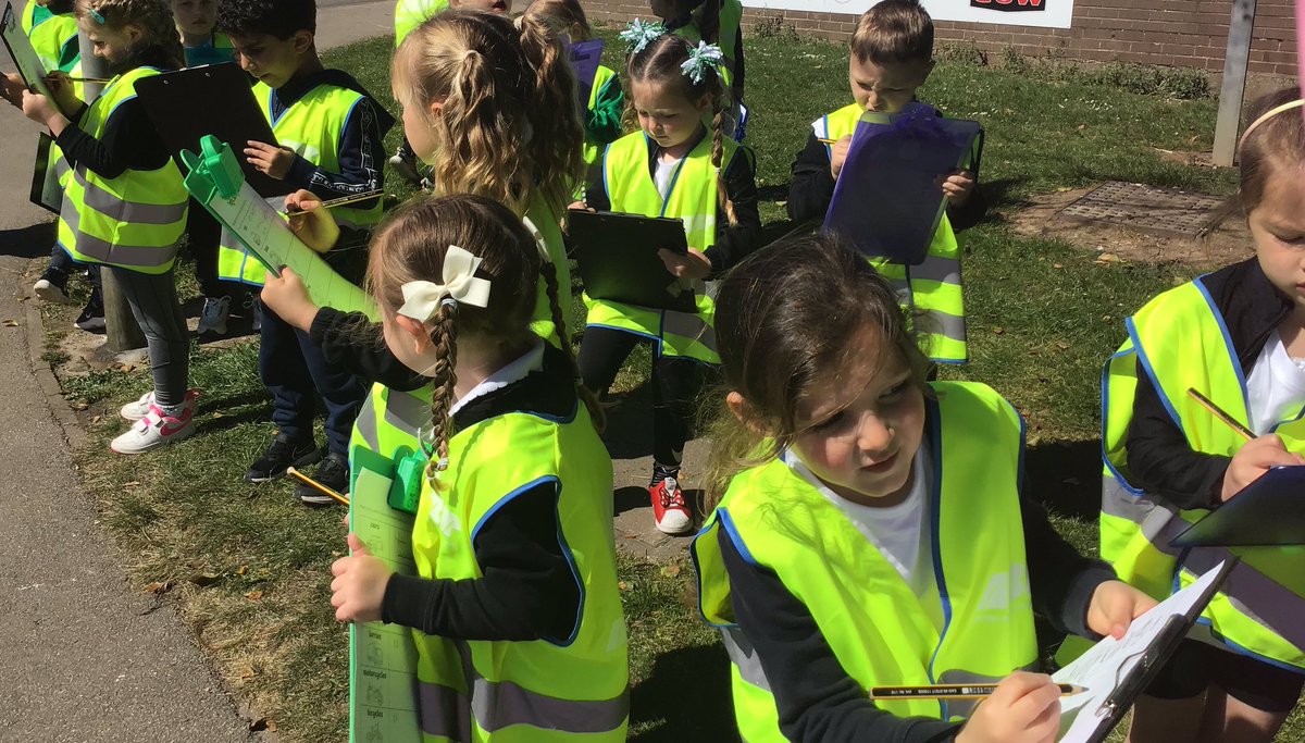 ChidwickSarah's tweet photo. This afternoon we went out to complete a traffic survey to introduce our transport topic. We saw lots of cars and vans. We even saw two buses. #cloverfieldseyfs #cloverfieldsgeography https://t.co/bJe1MlKAMS
