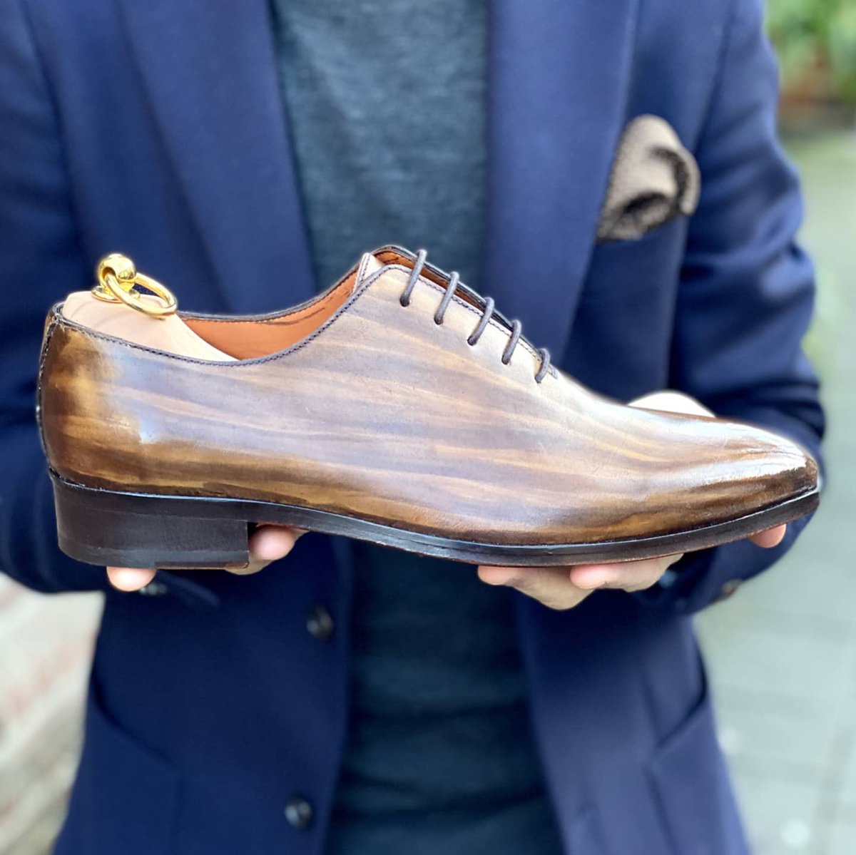 How to express your personal style in the best possible way?

Choose shoes that are both comfortable and fabulous, like our 'Venice' custom made model in Wood patina. 

reinhardfrans.com

 #luxury #fashion #reinhardfrans  #style