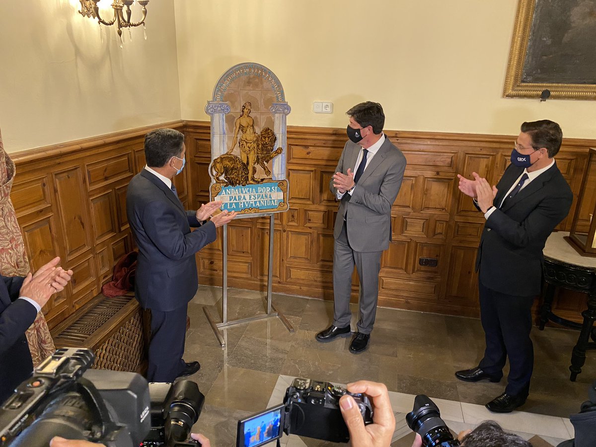 Luis Salvador GRX (@luissalvador) on Twitter photo Visitamos el Tribunal Superior de Justicia de Andalucía donde el Vicepresidente de <a href="/AndaluciaJunta/">Junta de Andalucía</a> , @JuanMarin_Cs, ha hecho entrega de una réplica del escudo de #Andalucía de la Casa de Blas Infante. Un bonito gesto en reconocimiento a la labor del TSJA. Visitamos el Tribunal Superior de Justicia de Andalucía donde el Vicepresidente de <a href="/AndaluciaJunta/">Junta de Andalucía</a> , @JuanMarin_Cs, ha hecho entrega de una réplica del escudo de #Andalucía de la Casa de Blas Infante. Un bonito gesto en reconocimiento a la labor del TSJA.