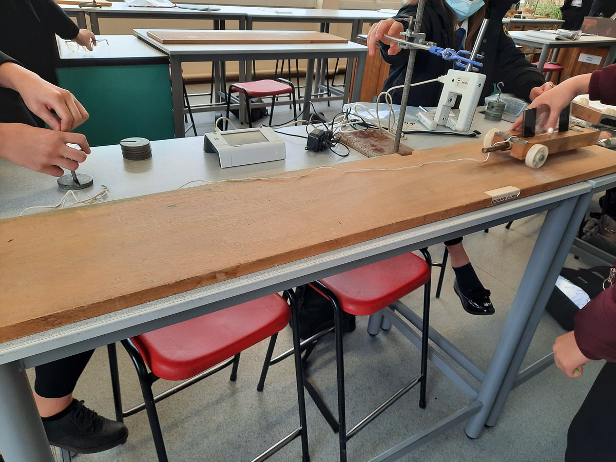 SHSKingsLynn's tweet image. Great to see year 10&apos;s getting involved with a required practical this week #practicalwork #F=MA #Science