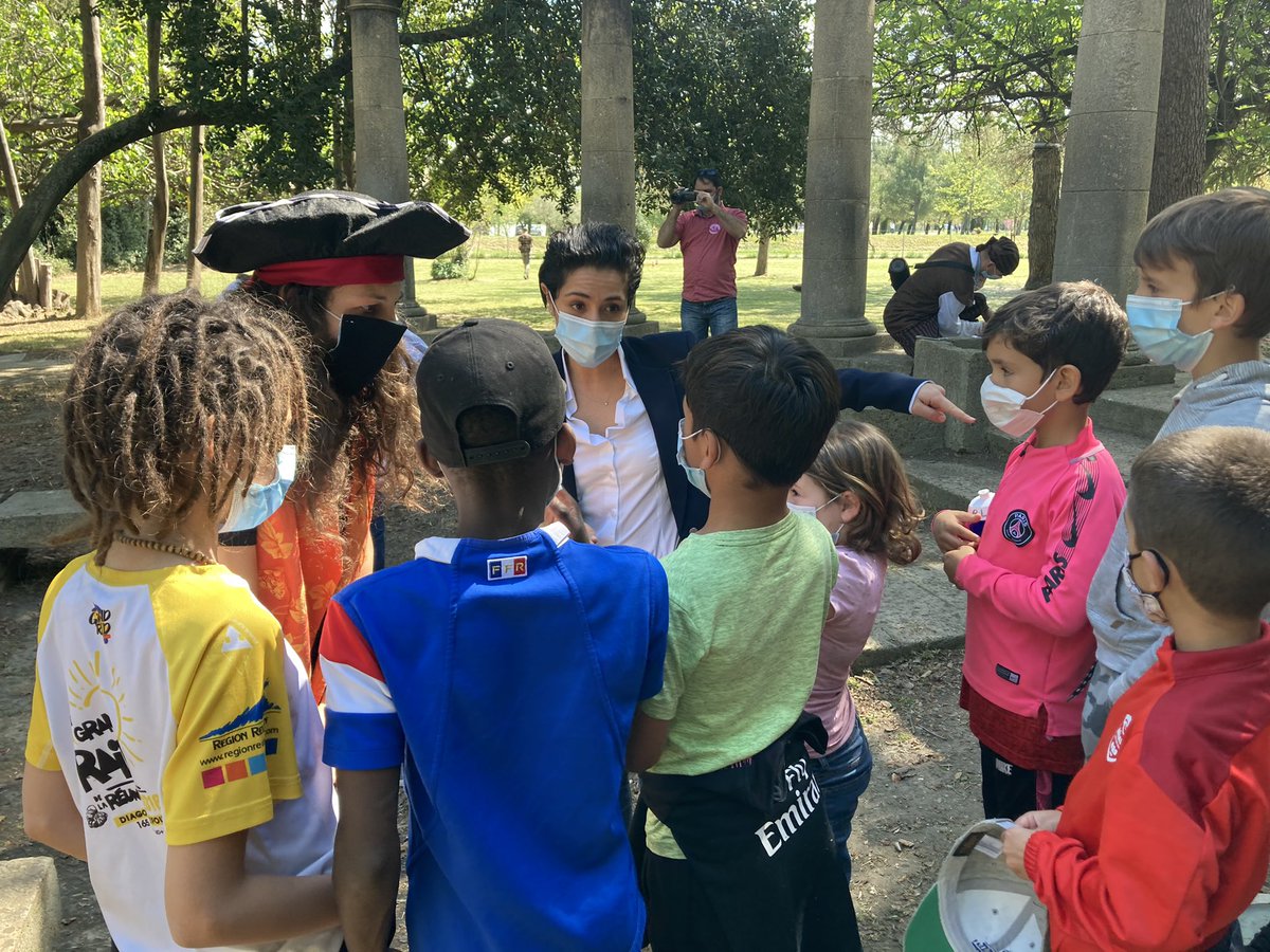 Près de 100 000 enfants sont accueillis pendant ces vacances scolaires. 
Leurs parents sont mobilisés dans la gestion de l’épidémie et grâce aux animateurs, aux associations d’éducation populaire et aux collectivités, les enfants profitent de belles vacances.