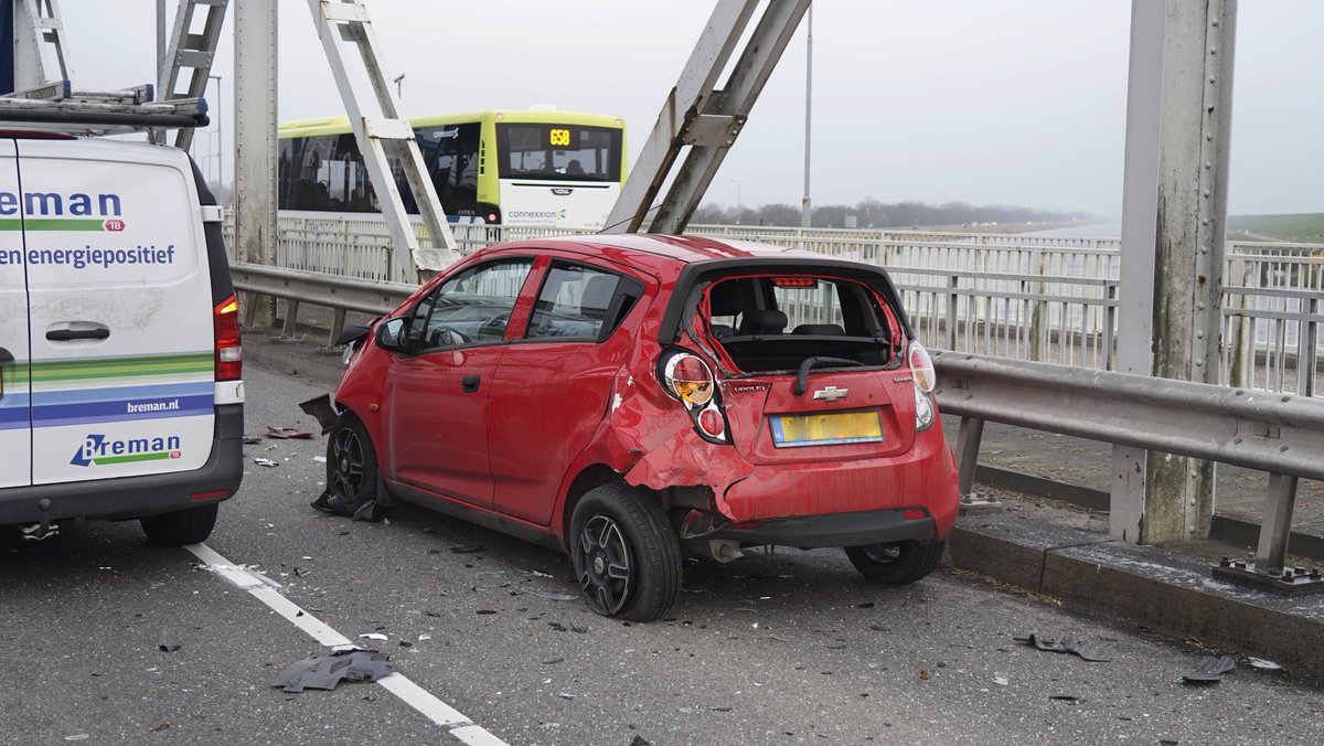 ANNA PAULOWNA - Woensdagmorgen heeft er een aanrijding plaatsgevonden op de Balgzandbrug, Lelyweg (N99) bij Van Ewijcksluis.