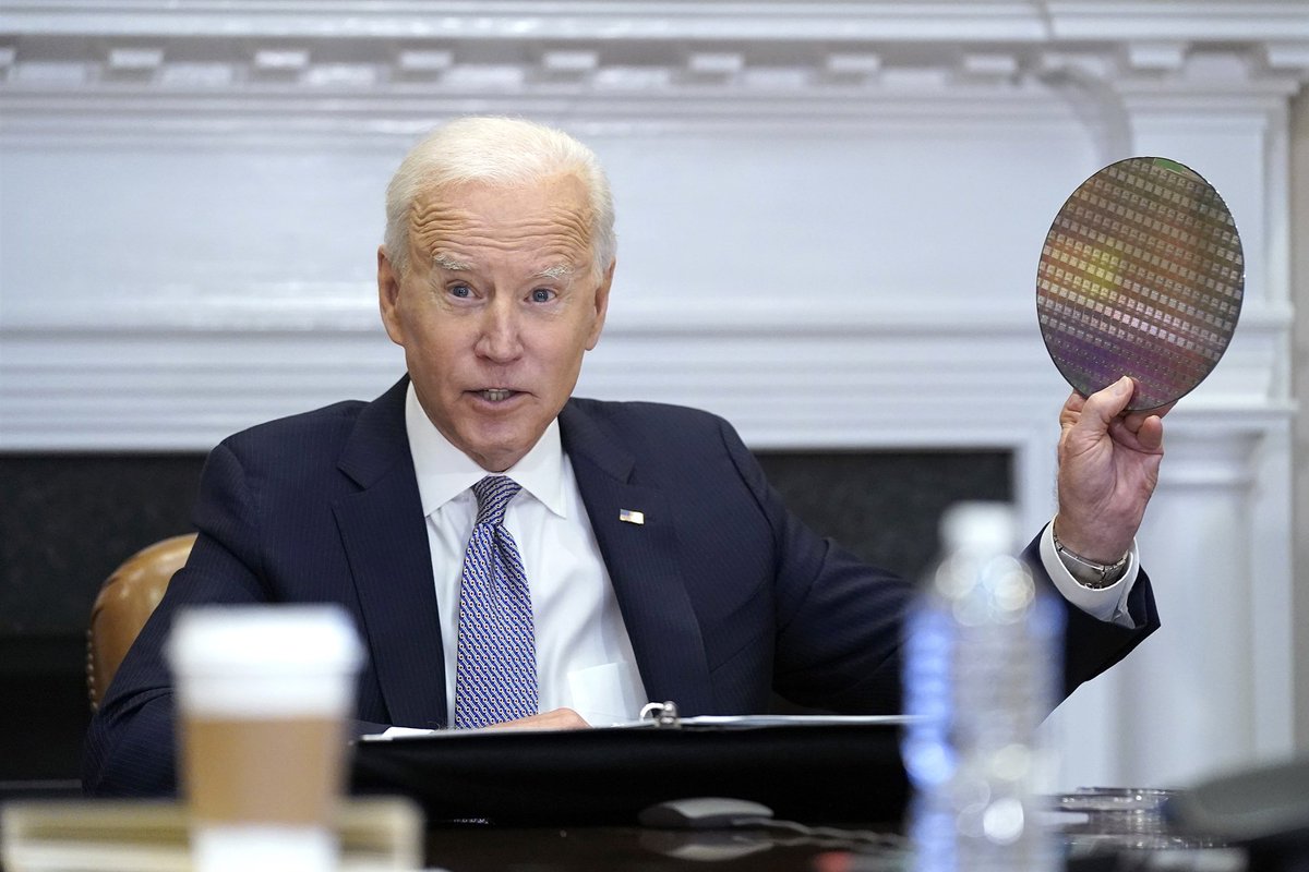 Wafers in the White House! During the CEO Summit on Semiconductor & Supply Chain Resilience, President Biden held up a silicon wafer that was fabricated at both Skywater Technology & Lincoln Laboratory as part of DoD-sponsored tech transfer program. Photo: P.Semansky / AP