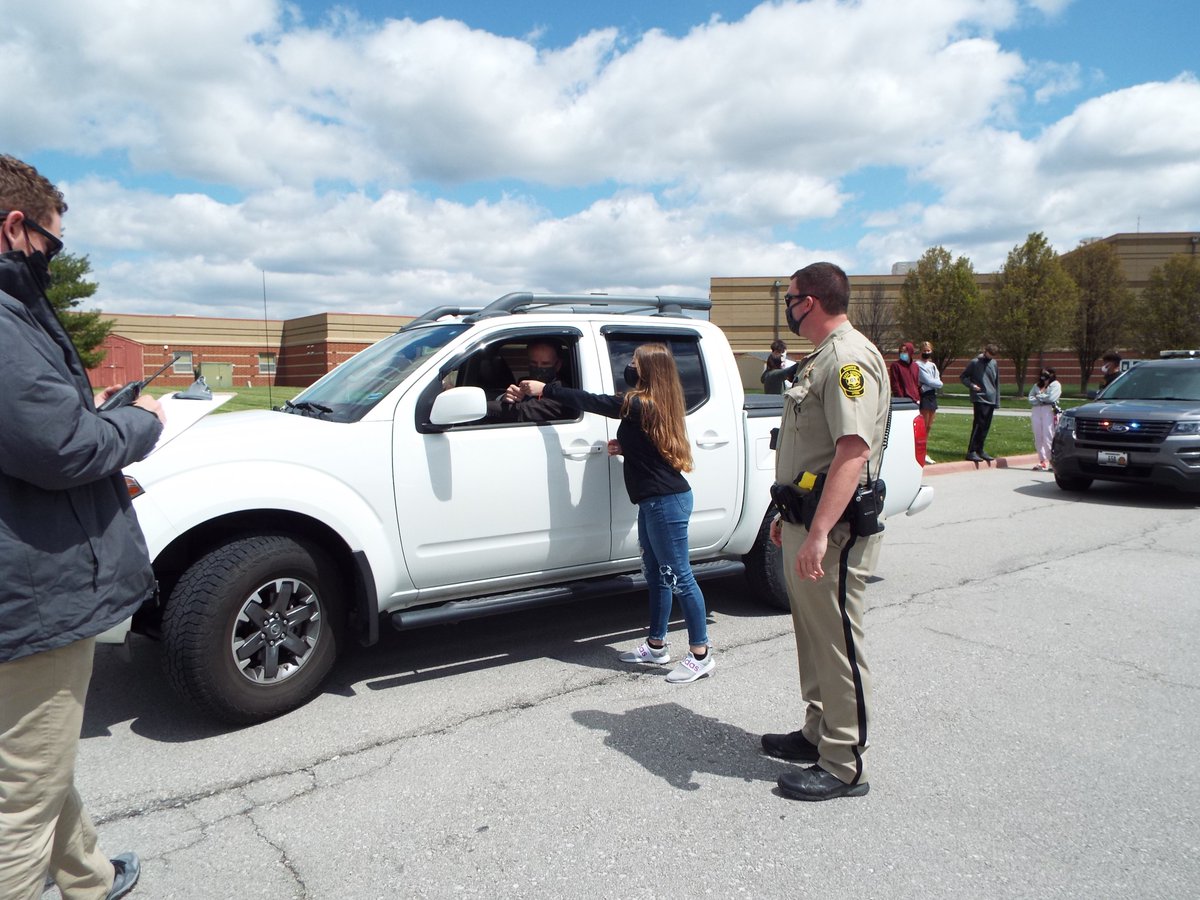 raypecschools's tweet image. Students in the RPHS Law Enforcement Class are practicing traffic stops. On Wednesday, Superintendent @DrMikeSlagle was the driver who had been stopped.
Students used the radio to communicate with dispatch (@CoachKGarner). SRO Deputy Cole Briscoe assisted with the lesson. #raypec
