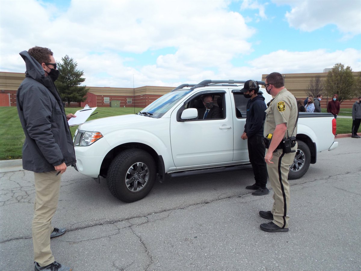 raypecschools's tweet image. Students in the RPHS Law Enforcement Class are practicing traffic stops. On Wednesday, Superintendent @DrMikeSlagle was the driver who had been stopped.
Students used the radio to communicate with dispatch (@CoachKGarner). SRO Deputy Cole Briscoe assisted with the lesson. #raypec