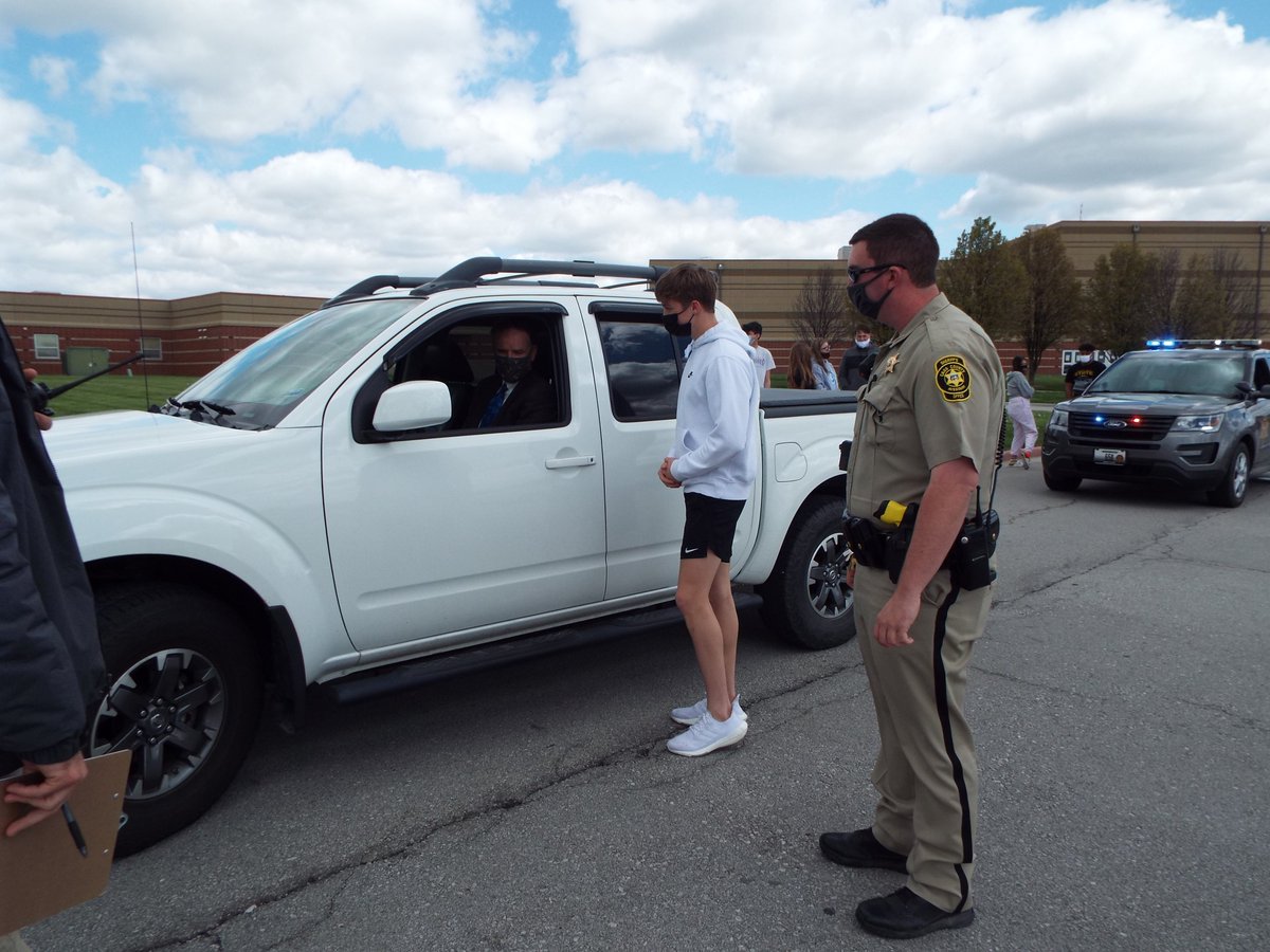 raypecschools's tweet image. Students in the RPHS Law Enforcement Class are practicing traffic stops. On Wednesday, Superintendent @DrMikeSlagle was the driver who had been stopped.
Students used the radio to communicate with dispatch (@CoachKGarner). SRO Deputy Cole Briscoe assisted with the lesson. #raypec