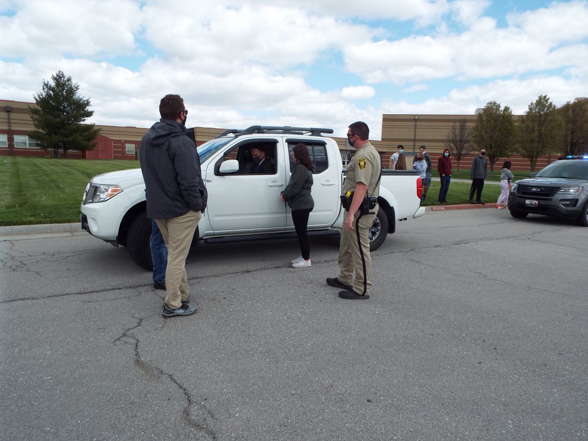 raypecschools's tweet image. Students in the RPHS Law Enforcement Class are practicing traffic stops. On Wednesday, Superintendent @DrMikeSlagle was the driver who had been stopped.
Students used the radio to communicate with dispatch (@CoachKGarner). SRO Deputy Cole Briscoe assisted with the lesson. #raypec