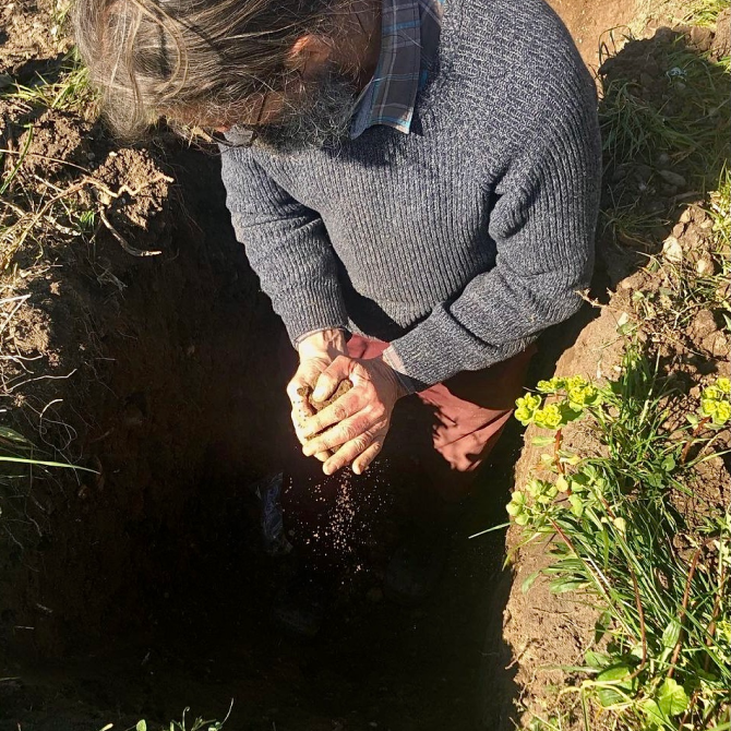 CrusBourgeoisUS's tweet photo. A nod to #Earthday today 🌳 The soil scientist and geologist Pierre Bacheler in action at Château Lafitte Carcasset : analysis, photography, soil study for each parcel...
⛏🌱🪱 🎬
 Learn as much as possible on our terroir... a way as to bring out the best of it  ! https://t.co/yPEweN2jTH