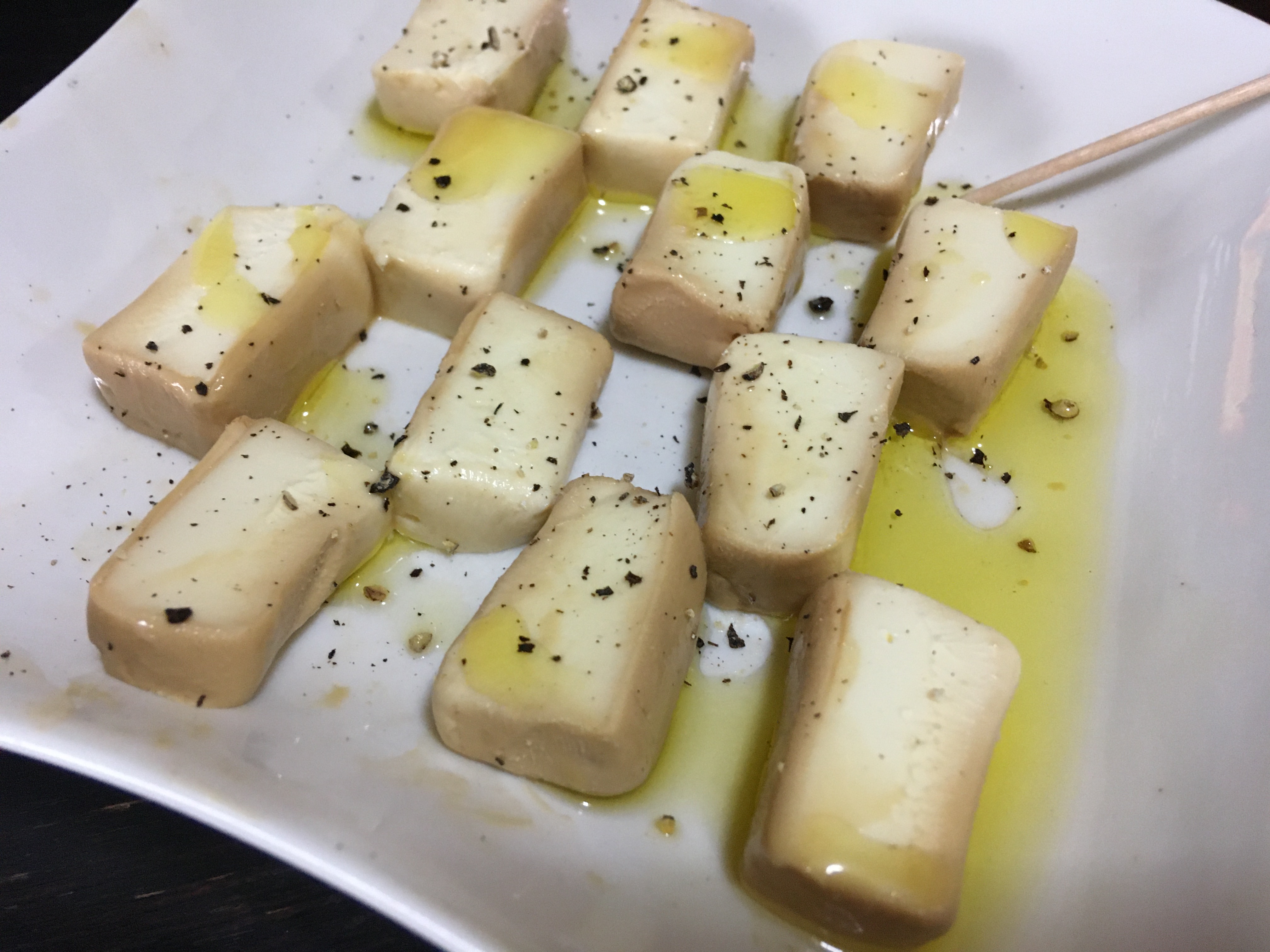 ななせなつひ On Twitter 深夜に食べると酒が止まらなくなって死ぬおつまみ クリームチーズを少し大きめにカットする 醤油20cc麺つゆ20cc 同割 の汁に漬けて一晩寝かせれば完成 お好みの大きさにカットにしてオリーブオイルとブラックペッパーをかけてお酒のお供に