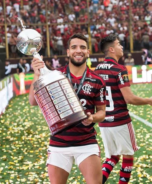 CentralCuiaba's tweet photo. Pepê se despede dos companheiros do Flamengo e assina contrato de 3 anos com o Cuiabá.

Fonte: UOL https://t.co/oPcozFprw7