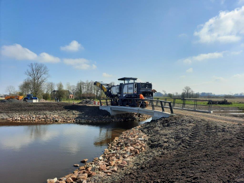ProjectZWK's tweet photo. De werkzaamheden bij de Dijkweg bij Boerakker zijn in volle gang! Het asfalt bij het deel na de brug wordt gefreesd en verwijderd.
@_Prolander @Noorderzijlvest @provgroningen https://t.co/Orkr36hIsM