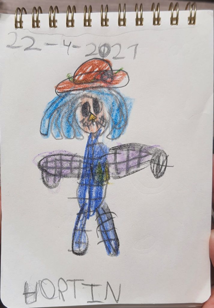 Os presentamos al nuevo miembro de la Familia Barrosa. A partir de hoy nuestro ecohuerto estará vigilado y cuidado por nuestro querido "Hortín Barroso". Nuestros alumnos de 5 años le han regalado estos bonitos retratos.#DiaDeLaTierra #huertosescolares