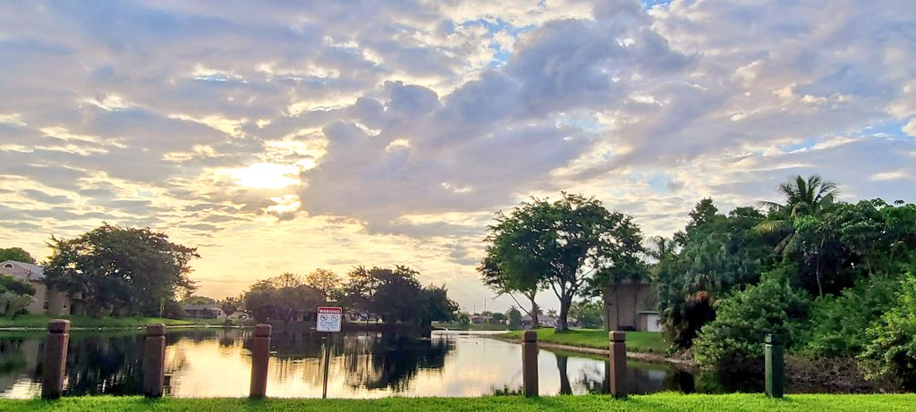 GessnerREAgent's tweet photo. @JenniferWXwoman @CBSMiami Happy  #EarthDay 😊 💖 🌎 lovely  start to the day 😀#pembrokepines #followthepinkcar #cbsmiami #weatherfromhome #weatherwatchers #reflections https://t.co/X4yYGM1o5a
