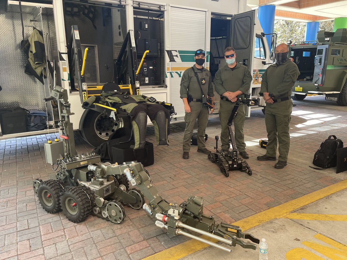 OrangeCoSheriff's tweet image. #WATCHLIVE: Our #SWAT &amp;amp; Hazardous Device teams are doing a demonstration at Arnold Palmer Hospital for Children. We are grateful to share our work with some of the most resilient kids in our community. @orlandohealth @APHospital @RyanFoundation fb.watch/51iw_YBK56/