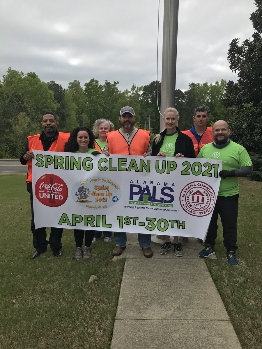 jeffstate's tweet photo. Jeff State loved partnering with #PeopleAgainstALitteredState (PALS) to help clean up areas in #PellCity. There’s nothing like #TeamWork to #MakeADifference! 
#SpringCleanUp2021 https://t.co/r1DsEdUfL2