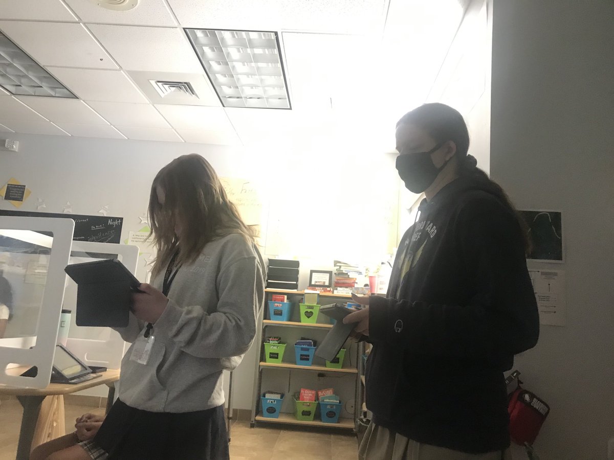 DiamondNBPS's tweet image. 8th graders lead learning activities on WWII— we wrote tweets from various points of view and watched live footage regarding Pearl Harbor #teachtheclass #studentcentered ⁦@NBPSEagles⁩ ⁦@NBMIDDLE⁩ ⁦@nbps_niad⁩