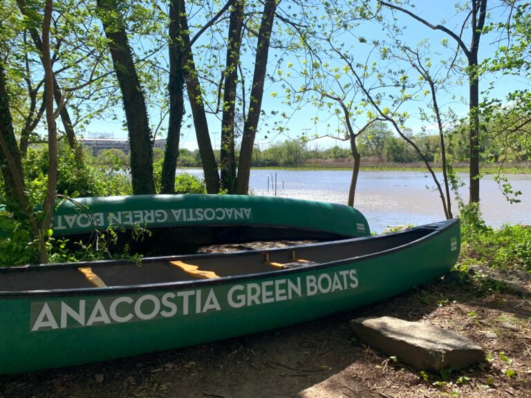 DCist's tweet image. You can now rent free boats at Kingman Island, as long as you pick up trash on the Anacostia River dcist.com/story/21/04/22…