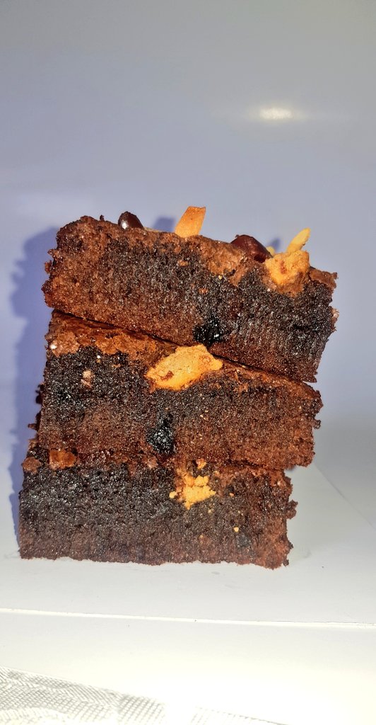 Ummicakesntreat's tweet image. These brownies will satisfy your chocolate cravings. A tray is available for #3500 only.