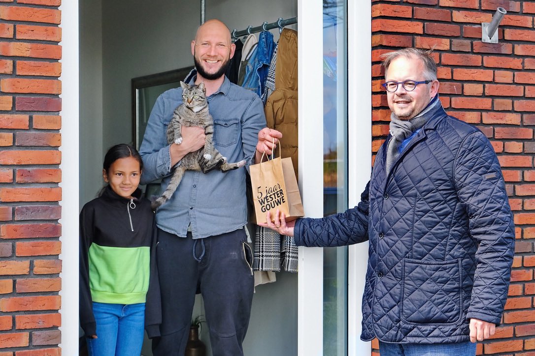 Om het 5-jarig bestaan van Westergouwe te vieren, deelde wethouder Rogier Tetteroo vandaag bijenhotelletjes uit, aan de eerste bewoners. Benieuwd waarom het een bijenhotel was? Dat lees je hier westergouwe.nl/nieuws/