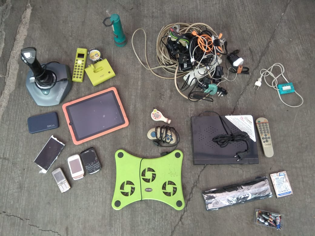 Kalau punya sampah elektronik seperti ini, jangan dicampur dengan sampah dapur ya guys. Buang di tempat sampah khusus elektronik #ewasteRJdropbox. Yuk sayangi bumi kita.

#HariBumi #HariBumi2021 #EarthDay2021
