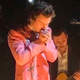 harry loves this ring so much, plays with it in interviews where they talk about marriage and kisses it on stage when singing songs like iicf. videos below 