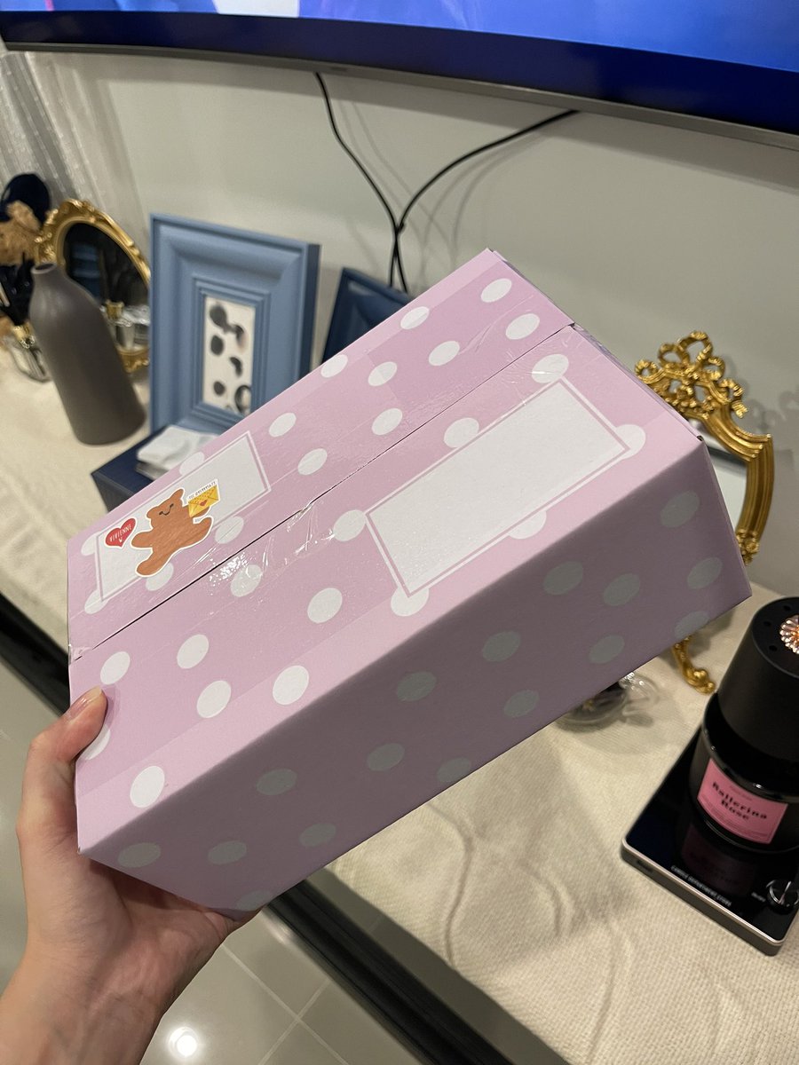 ไม่ได้แจกหลายวันละ เอาหน่อย แจกกล่องปริศนา ข้างในนี้รวมกันน่าจะ 5000 บาท + ได้ แค่ RT + FOLLOW เหมือนเดิม รีครบ 5000 แจกเลยจ้ะ