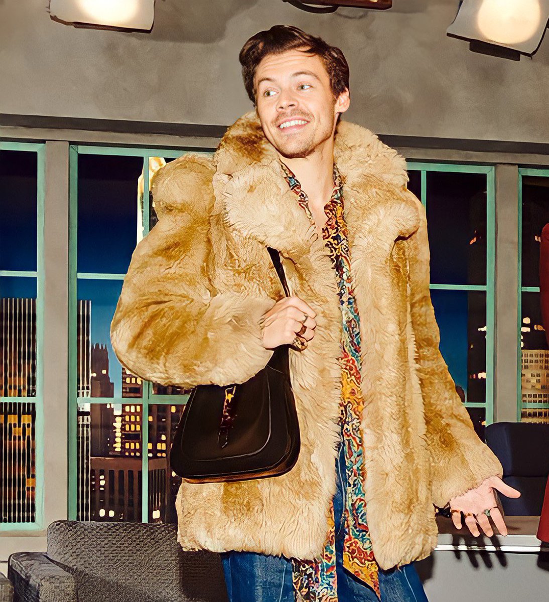 MTVLA on Twitter: "'LOS ANILLOS', 'LA CARTERA', 'LA SONRISA' 'SALIERON LAS FOTOS' y 'JAMES CORDEN' son todas tendencias que giran entorno a Harry Styles, luego de que finalmente salieran algunas de sus