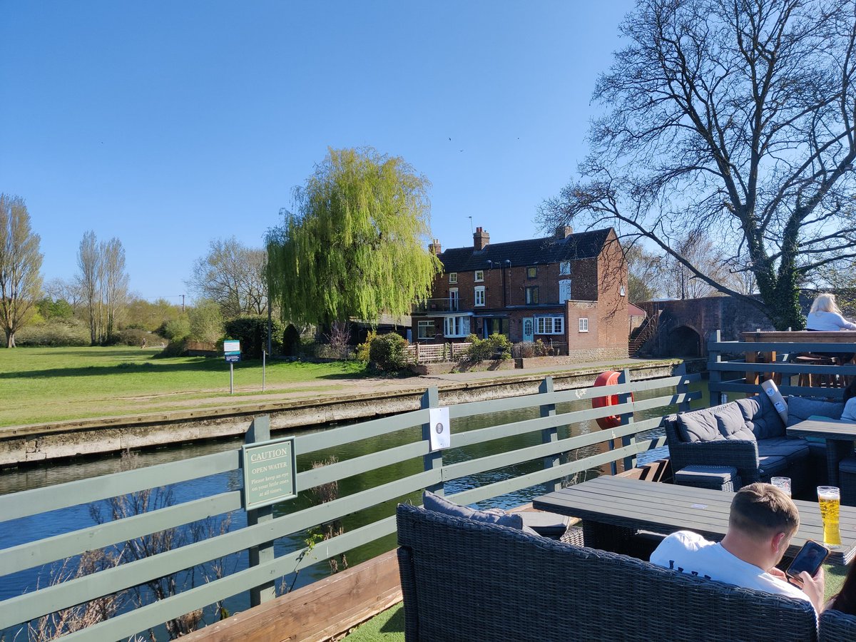 DaveBulpin's tweet photo. There are worse place's in the world for a Thursday beer. #sunshine #riverpubs #lovemylife https://t.co/jgceNg0IGd