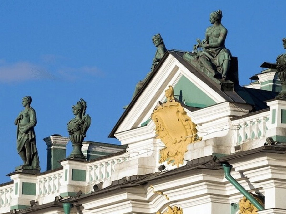 Зимний дворец эрмитаж скульптуры. Эрмитаж санкт-петербург статуи на крыше. Крыша зимнего дворца. Зимний дворец санкт-петербург статуи на крыше. Зимний дворец фасад.