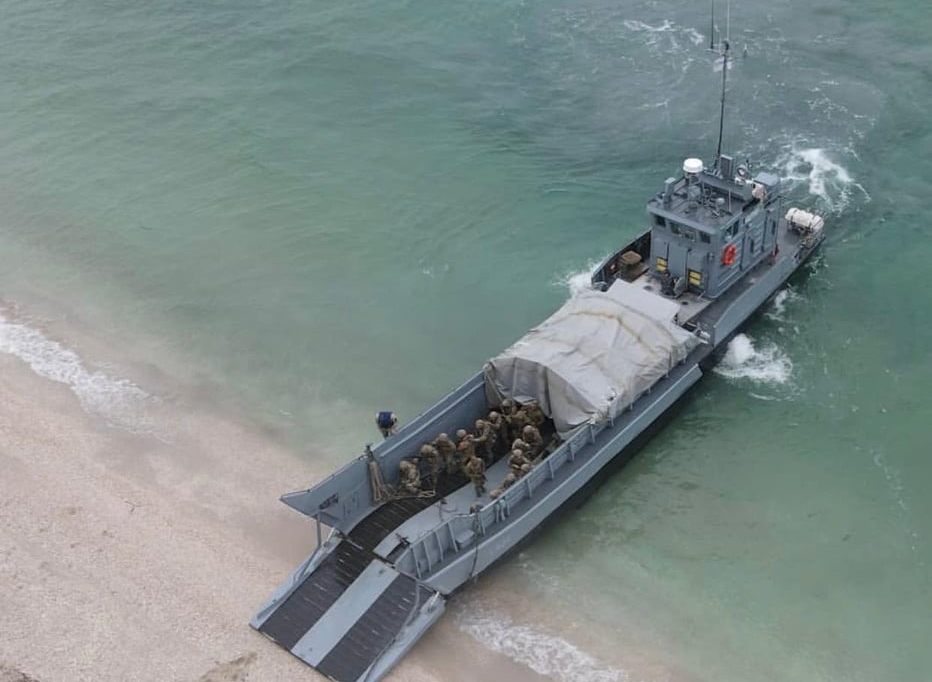 NavalPages's tweet photo. Висадка морської піхоти #ВМСУ під час навчань на Тендрівській косі // #L434 https://t.co/iu02NMizwn