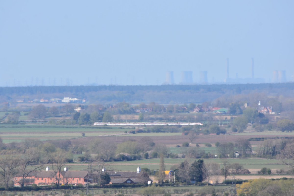 RiggerMortiss's tweet photo. Still keeping my distance about 3.5miles taken from Gonerby hill looking north @lner @redleaderwright @DavidHorne 801202 (9car) working 1s21 and 800202 (5car) working 1e15 #azuma #class80x in the background Cottham power station 22miles https://t.co/r1BDrRdbbC