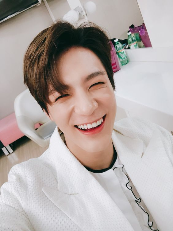 Lee Jeno cutest eye smile -a devastating thread