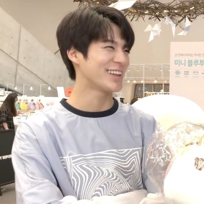 Lee Jeno cutest eye smile -a devastating thread